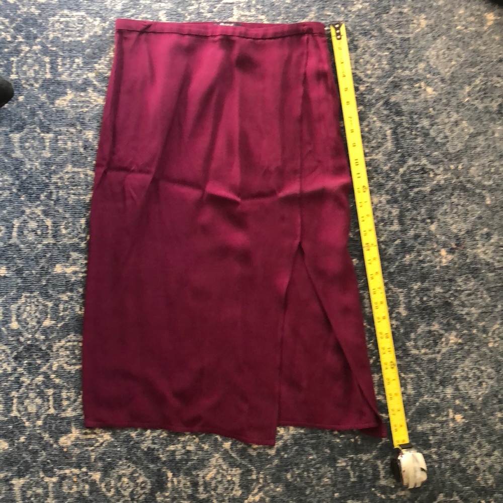 Madewell skirt with small slit, purple size 2, great condition.